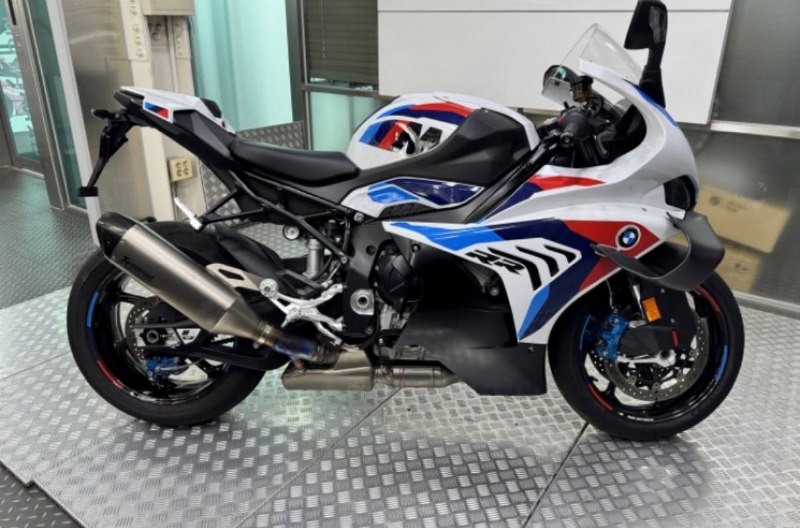 BMW M 1000 RR Lightweight / M Motorsport из Южной Кореи — фото 1 из 4