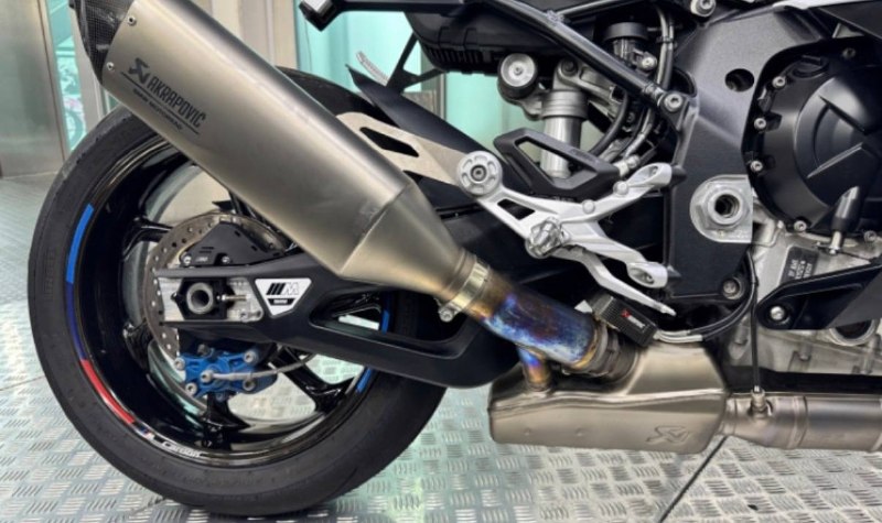 BMW M 1000 RR Lightweight / M Motorsport из Южной Кореи — фото 2 из 4