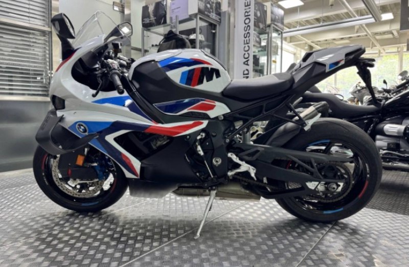 BMW M 1000 RR Lightweight / M Motorsport из Южной Кореи — фото 3 из 4