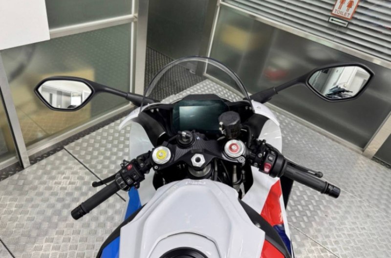BMW M 1000 RR Lightweight / M Motorsport из Южной Кореи — фото 4 из 4