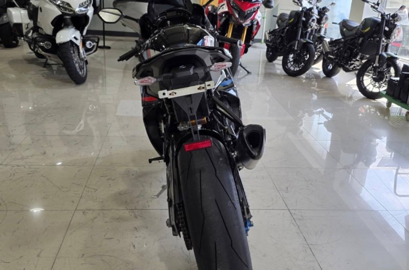 BMW M 1000 RR Competition из Южной Кореи — фото 3 из 4