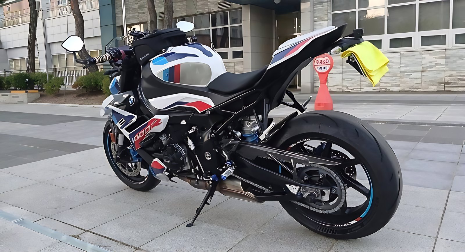 BMW M 1000 R из Южной Кореи — фото 1 из 3