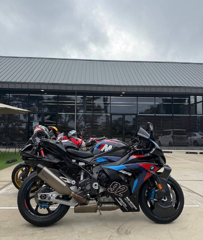 BMW M 1000 RR Competition из Южной Кореи — фото 2 из 4