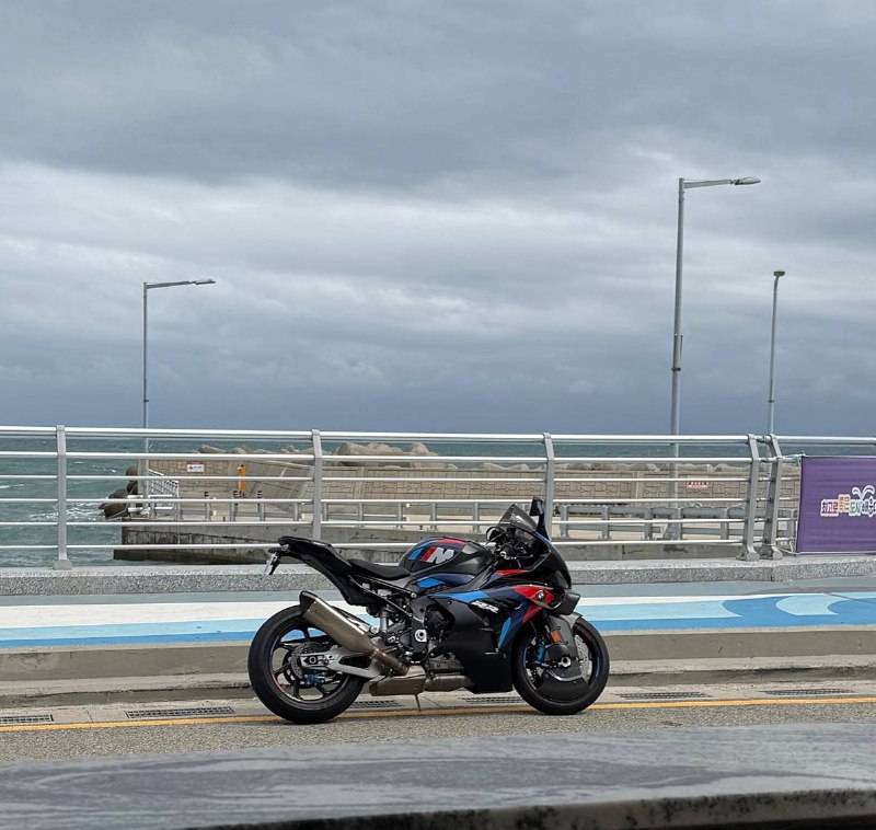 BMW M 1000 RR Competition из Южной Кореи — фото 3 из 4