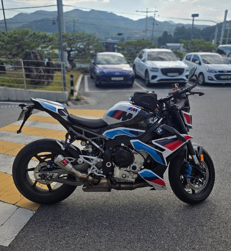 BMW M 1000 R из Южной Кореи — фото 3 из 4