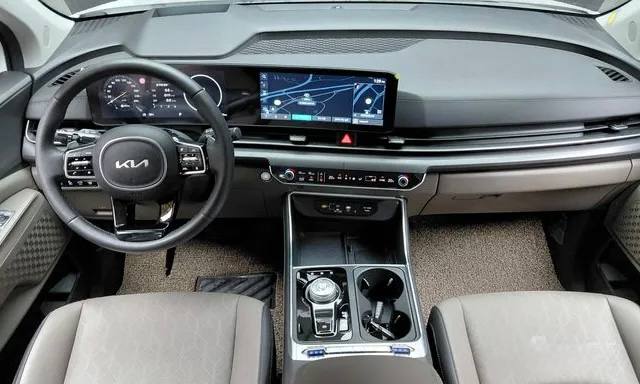 Kia Carnival из Южной Кореи — фото 3 из 10