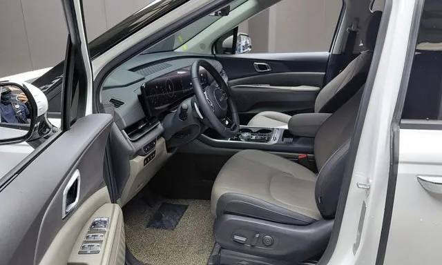 Kia Carnival из Южной Кореи — фото 6 из 10