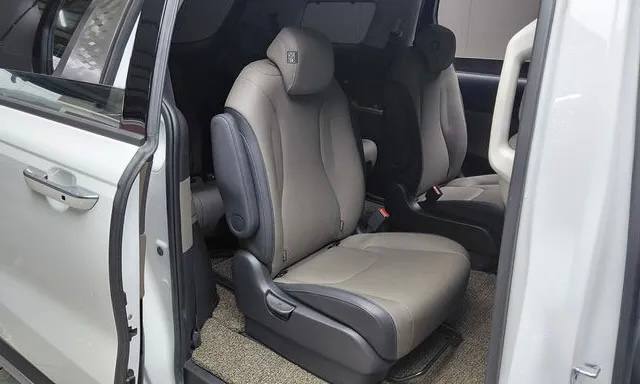 Kia Carnival из Южной Кореи — фото 7 из 10