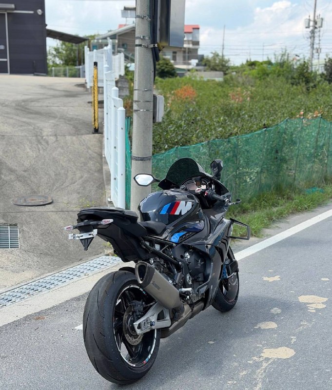 BMW M 1000 RR Competition из Южной Кореи — фото 3 из 4