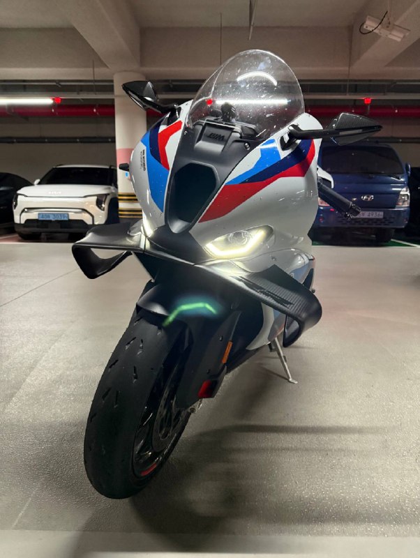 BMW M 1000 RR из Южной Кореи — фото 2 из 4