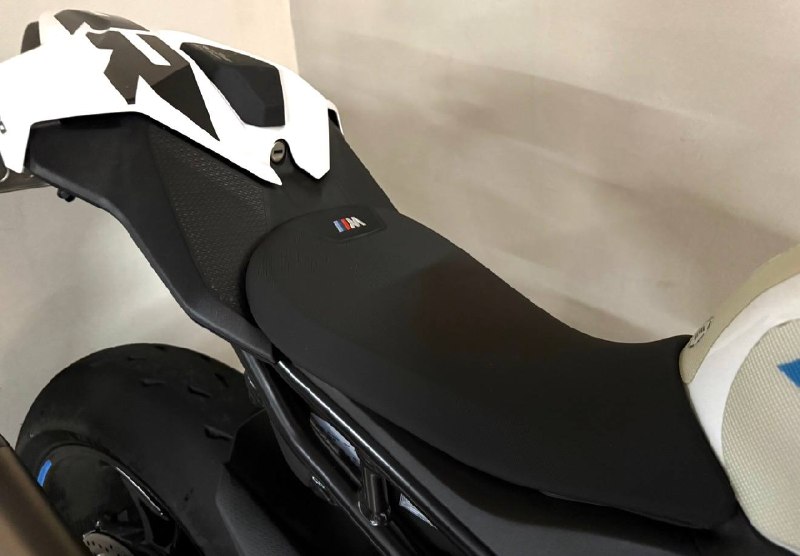 BMW M 1000 RR из Южной Кореи — фото 3 из 4