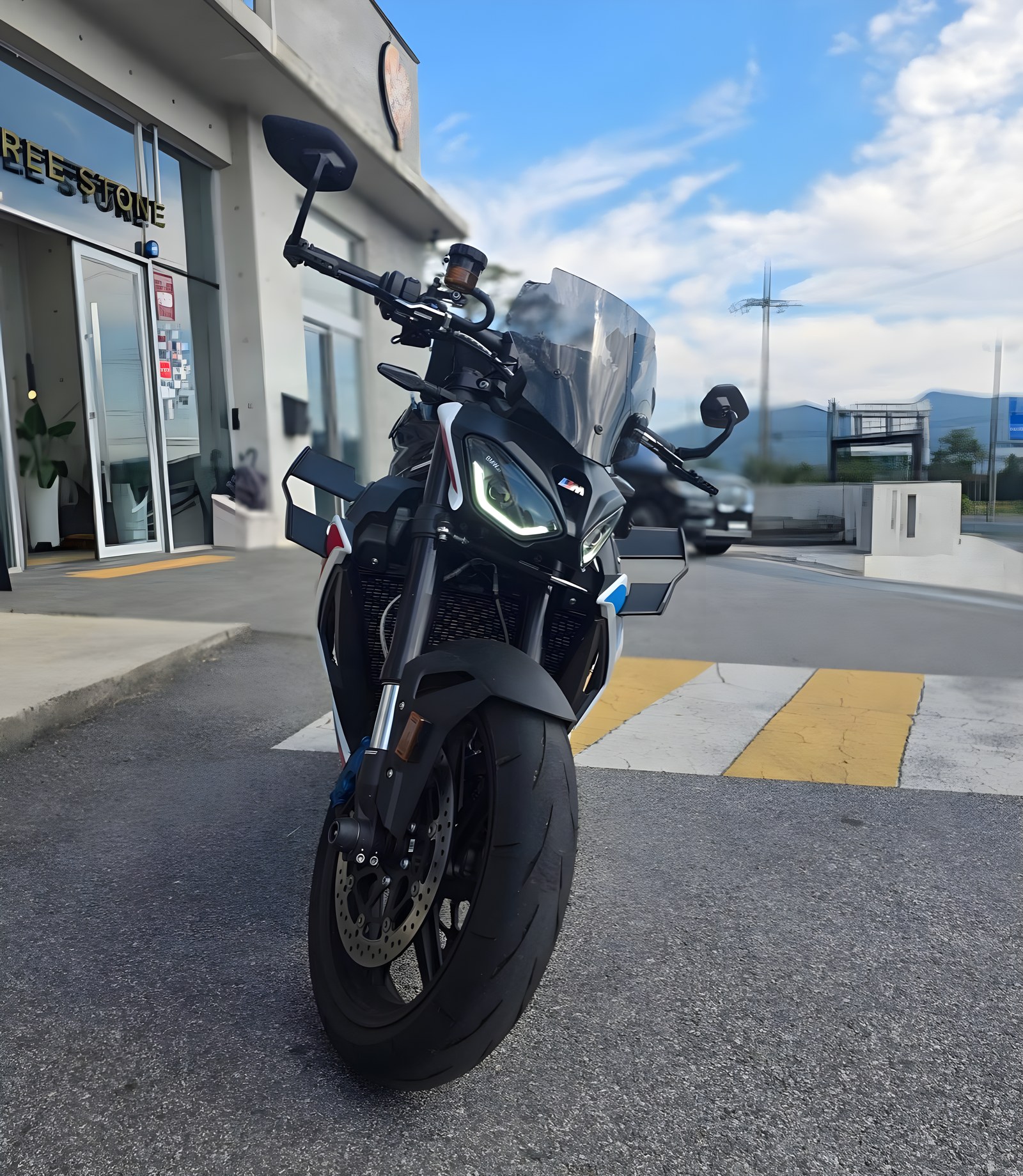 BMW M 1000 R из Южной Кореи — фото 3 из 4